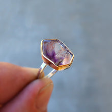 Load image into Gallery viewer, Quartz with Amethyst Hematite inclusions mixed metal 14K yellow gold sterling silver ring. Size 6.75