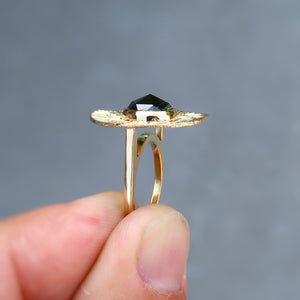 4.5ct Sapphire ring in 18K solid yellow gold. Size 6.75