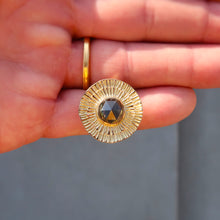 Load image into Gallery viewer, 4.5ct Sapphire ring in 18K solid yellow gold. Size 6.75