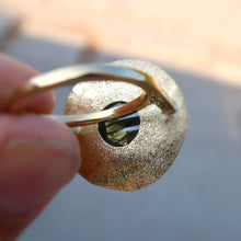 Load image into Gallery viewer, 4.5ct Sapphire ring in 18K solid yellow gold. Size 6.75